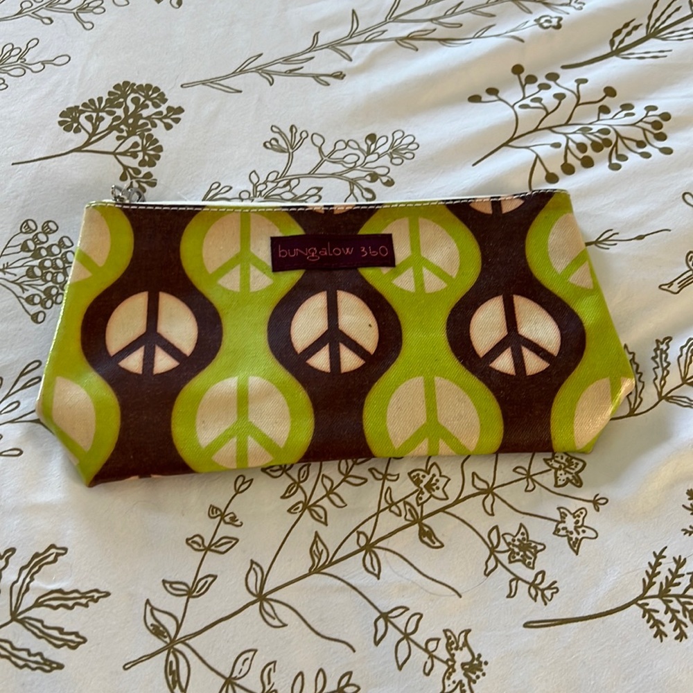 Pouch Bungalow 360 peace signs